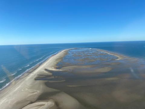 a sandbar in the middle of a waterway is shown 